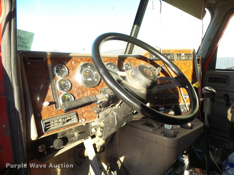 image for item L3290 2007 International 9200i semi truck