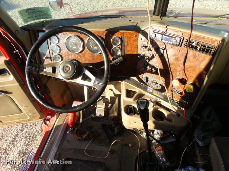 image for item L3290 2007 International 9200i semi truck