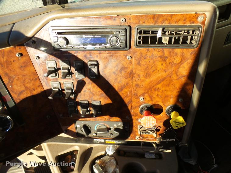 image for item L3290 2007 International 9200i semi truck