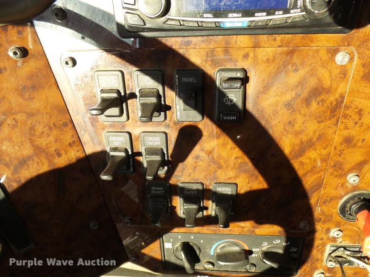 image for item L3290 2007 International 9200i semi truck