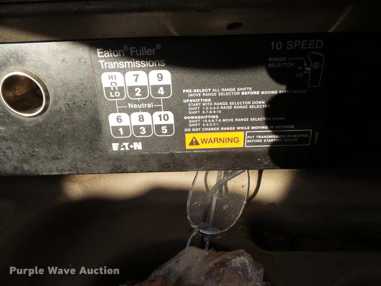 image for item L3290 2007 International 9200i semi truck