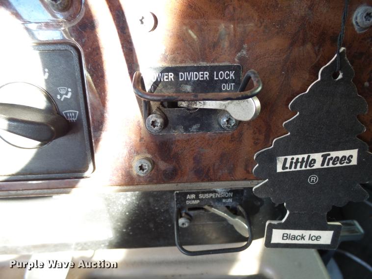 image for item L3290 2007 International 9200i semi truck