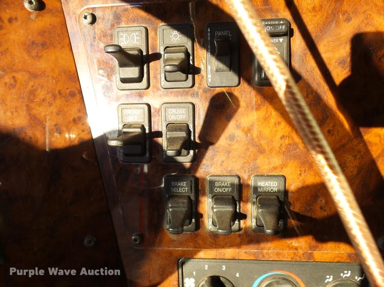 image for item L3290 2007 International 9200i semi truck