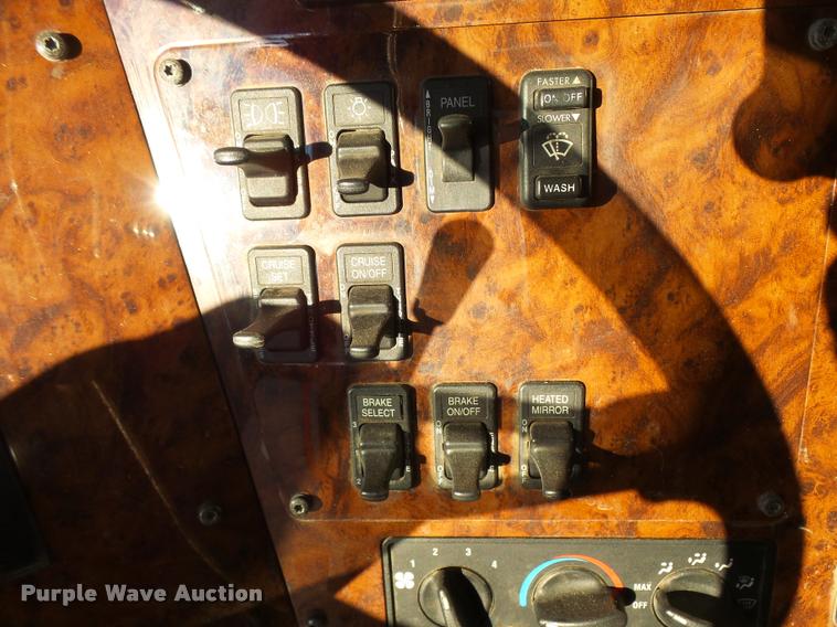 image for item L3290 2007 International 9200i semi truck