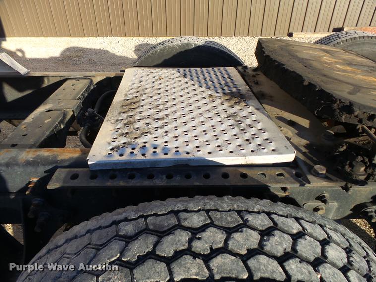 image for item L3290 2007 International 9200i semi truck