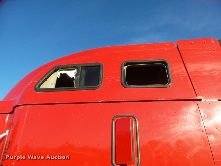 image for item L3290 2007 International 9200i semi truck