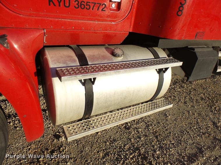 image for item L3290 2007 International 9200i semi truck