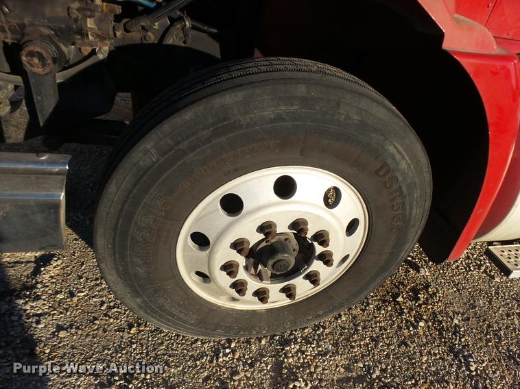 image for item L3290 2007 International 9200i semi truck