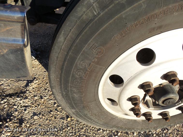 image for item L3290 2007 International 9200i semi truck