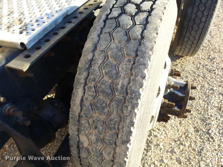 image for item L3290 2007 International 9200i semi truck