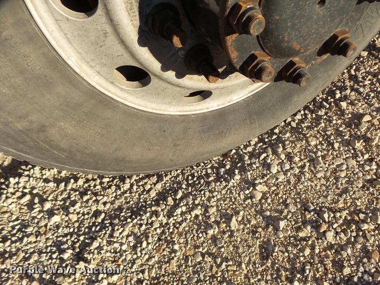 image for item L3290 2007 International 9200i semi truck