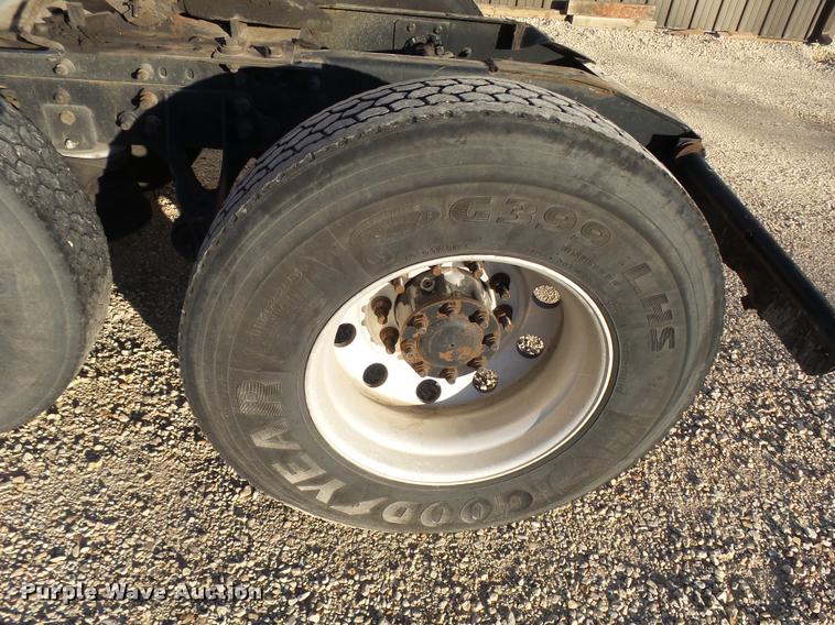 image for item L3290 2007 International 9200i semi truck