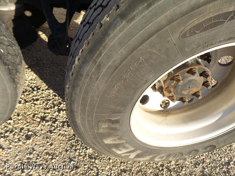 image for item L3290 2007 International 9200i semi truck