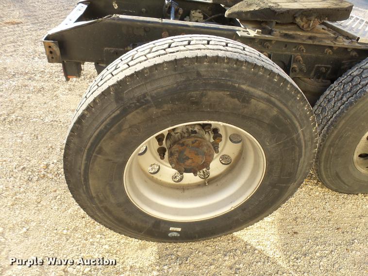 image for item L3290 2007 International 9200i semi truck