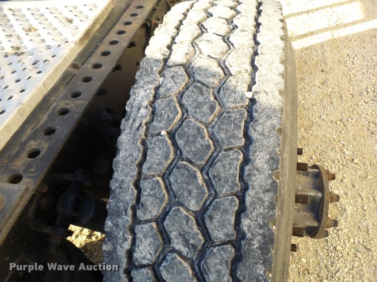 image for item L3290 2007 International 9200i semi truck