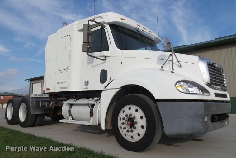 image for item L4115 2001 Freightliner Columbia 120 semi truck