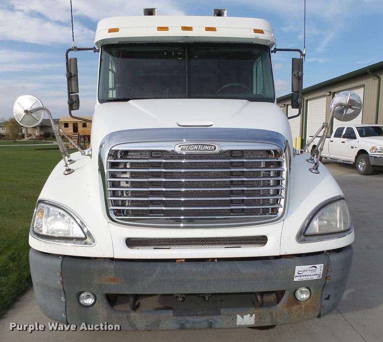 image for item L4115 2001 Freightliner Columbia 120 semi truck