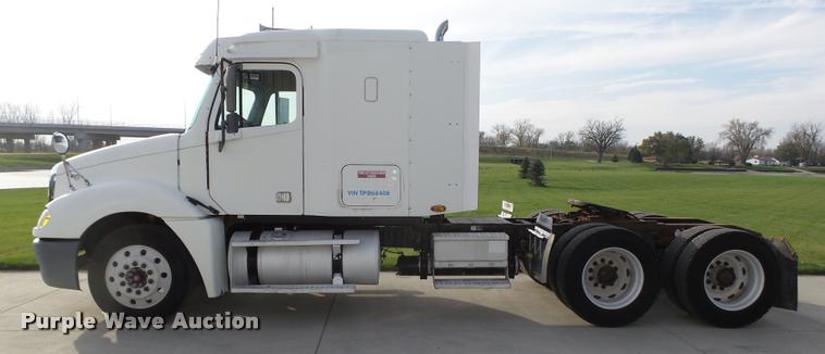 image for item L4115 2001 Freightliner Columbia 120 semi truck