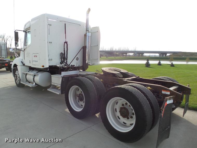 image for item L4115 2001 Freightliner Columbia 120 semi truck