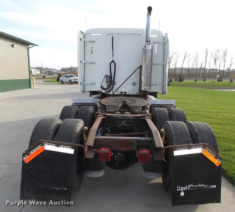 image for item L4115 2001 Freightliner Columbia 120 semi truck