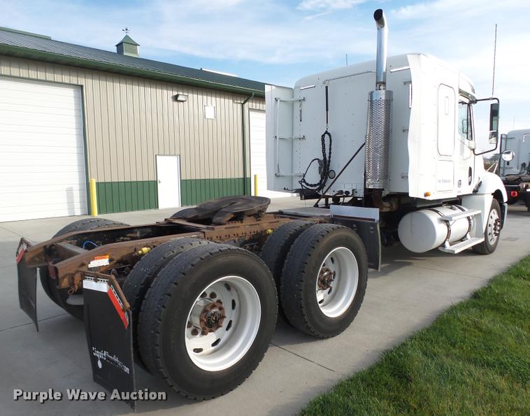 image for item L4115 2001 Freightliner Columbia 120 semi truck