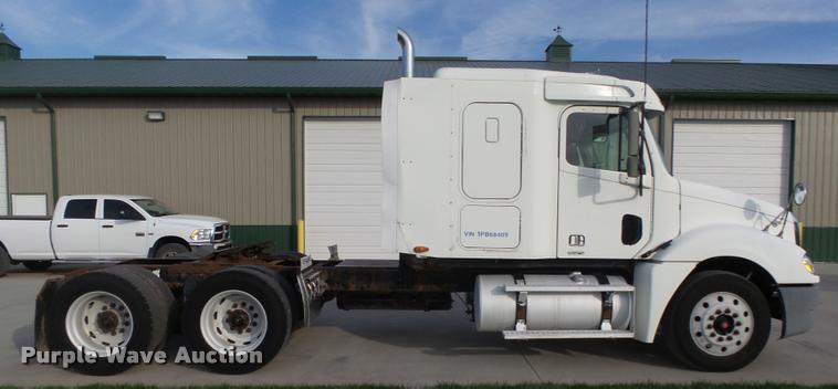 image for item L4115 2001 Freightliner Columbia 120 semi truck