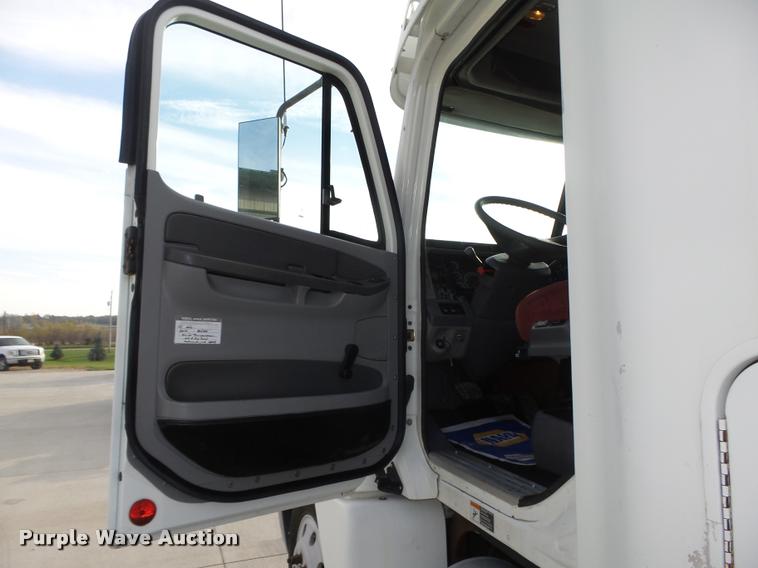 image for item L4115 2001 Freightliner Columbia 120 semi truck