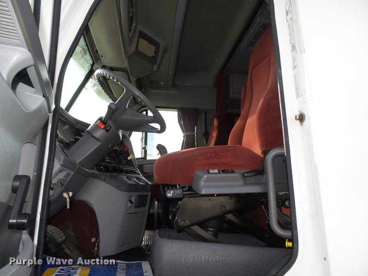 image for item L4115 2001 Freightliner Columbia 120 semi truck