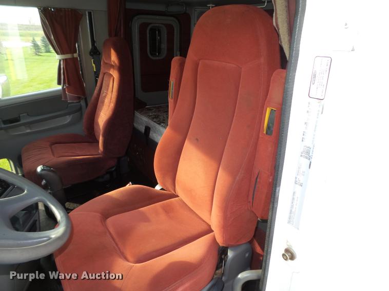 image for item L4115 2001 Freightliner Columbia 120 semi truck