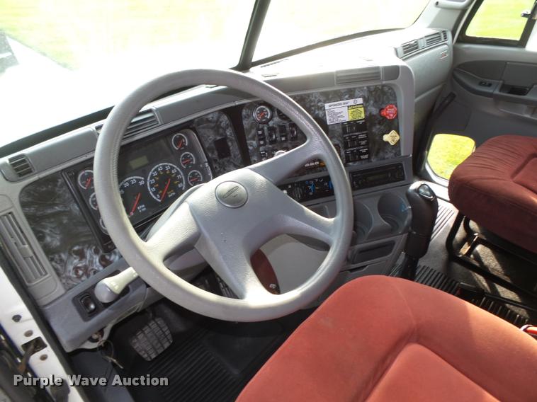 image for item L4115 2001 Freightliner Columbia 120 semi truck