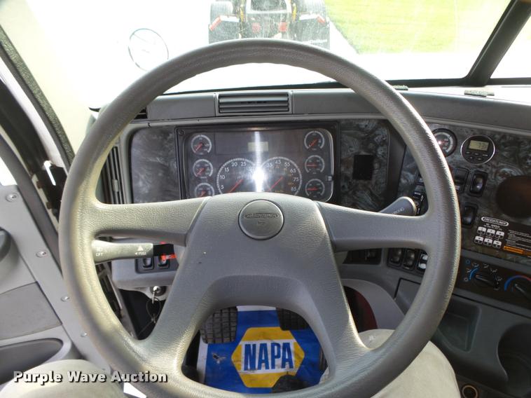 image for item L4115 2001 Freightliner Columbia 120 semi truck