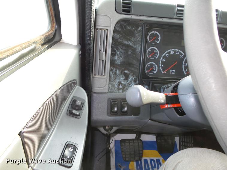 image for item L4115 2001 Freightliner Columbia 120 semi truck