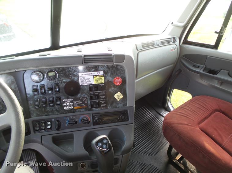 image for item L4115 2001 Freightliner Columbia 120 semi truck