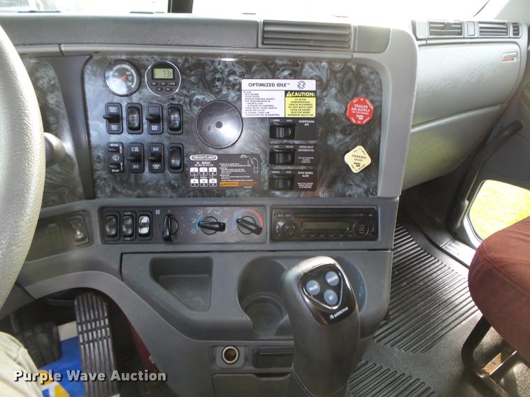 image for item L4115 2001 Freightliner Columbia 120 semi truck