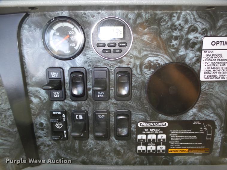 image for item L4115 2001 Freightliner Columbia 120 semi truck