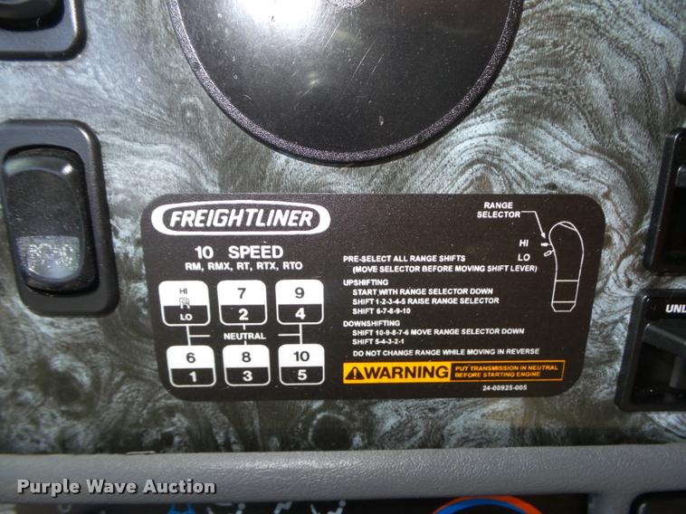 image for item L4115 2001 Freightliner Columbia 120 semi truck