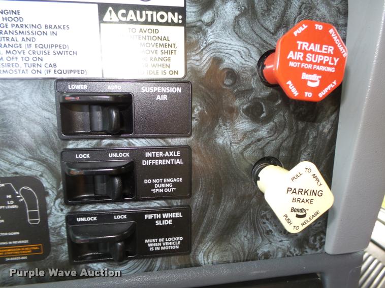 image for item L4115 2001 Freightliner Columbia 120 semi truck