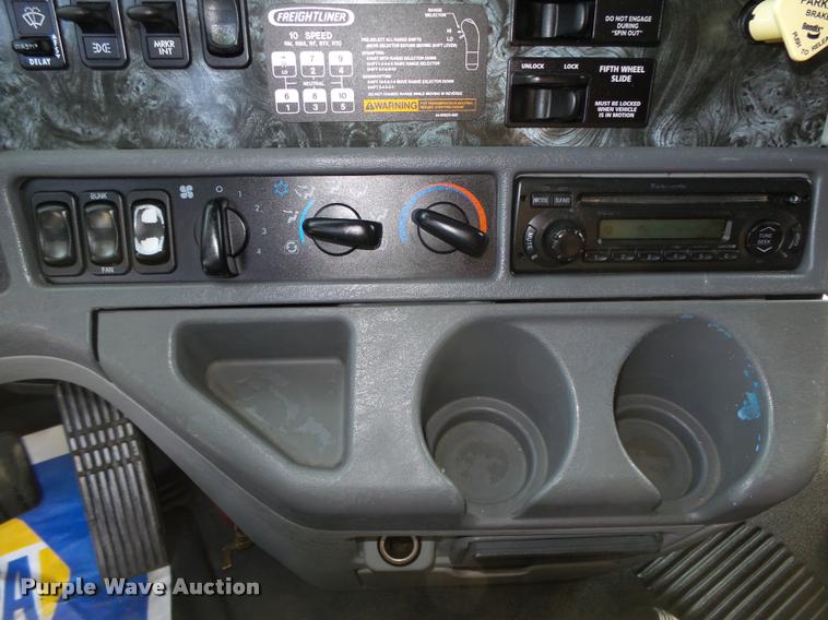 image for item L4115 2001 Freightliner Columbia 120 semi truck