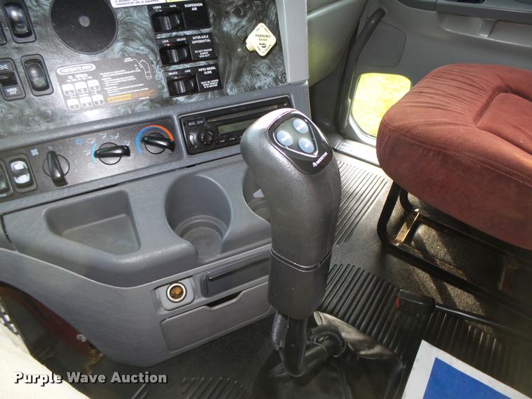 image for item L4115 2001 Freightliner Columbia 120 semi truck