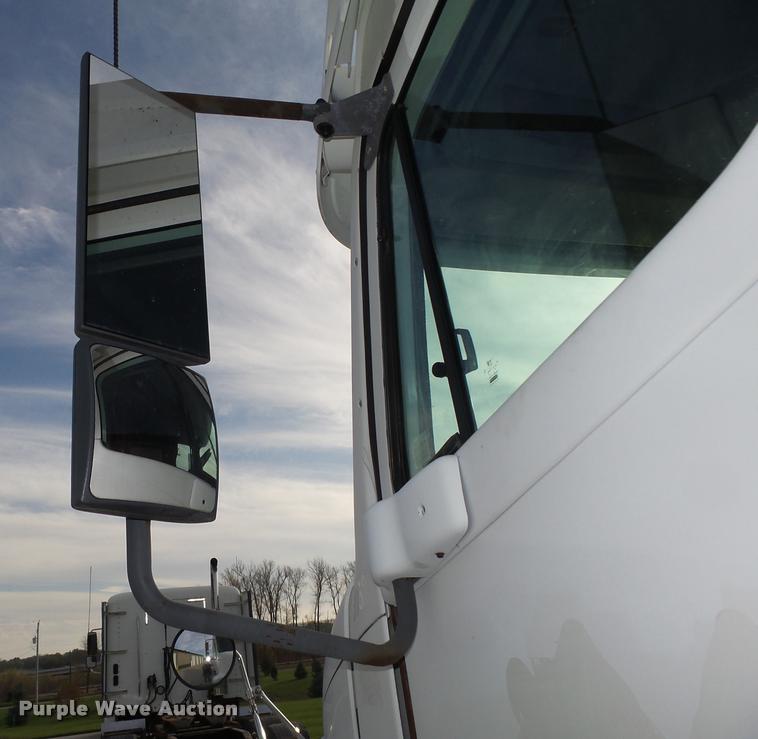 image for item L4115 2001 Freightliner Columbia 120 semi truck