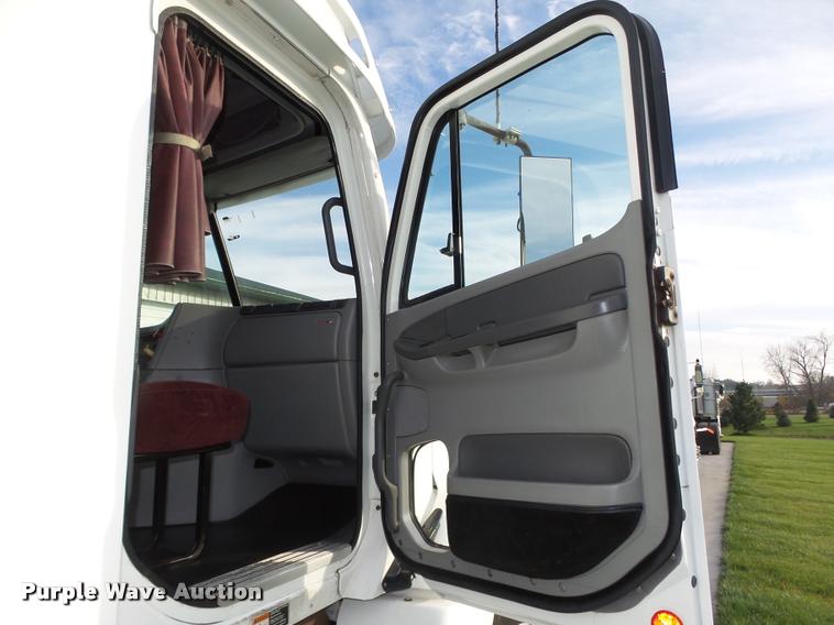 image for item L4115 2001 Freightliner Columbia 120 semi truck