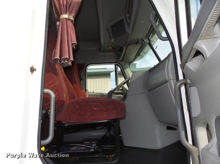 image for item L4115 2001 Freightliner Columbia 120 semi truck