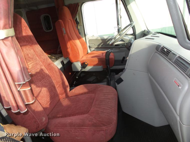 image for item L4115 2001 Freightliner Columbia 120 semi truck