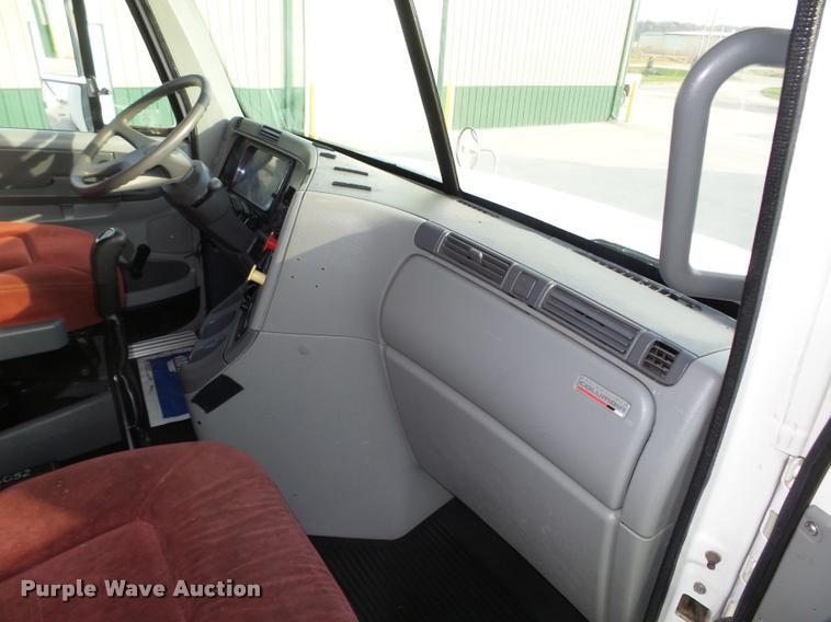 image for item L4115 2001 Freightliner Columbia 120 semi truck