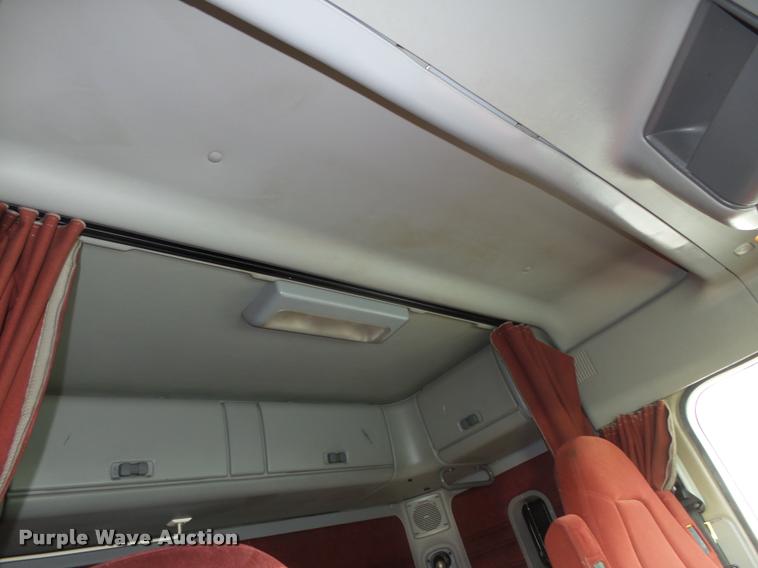 image for item L4115 2001 Freightliner Columbia 120 semi truck