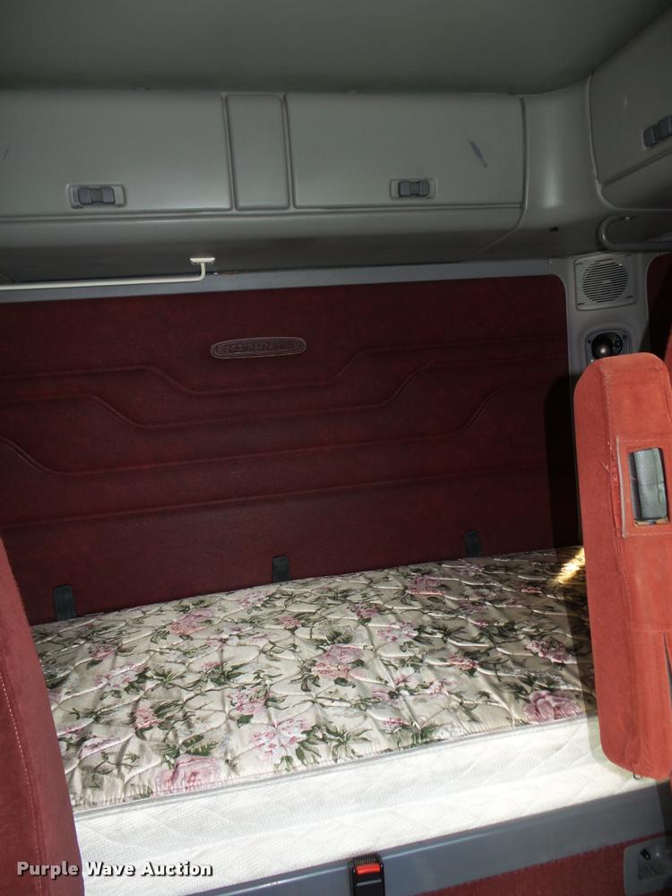 image for item L4115 2001 Freightliner Columbia 120 semi truck