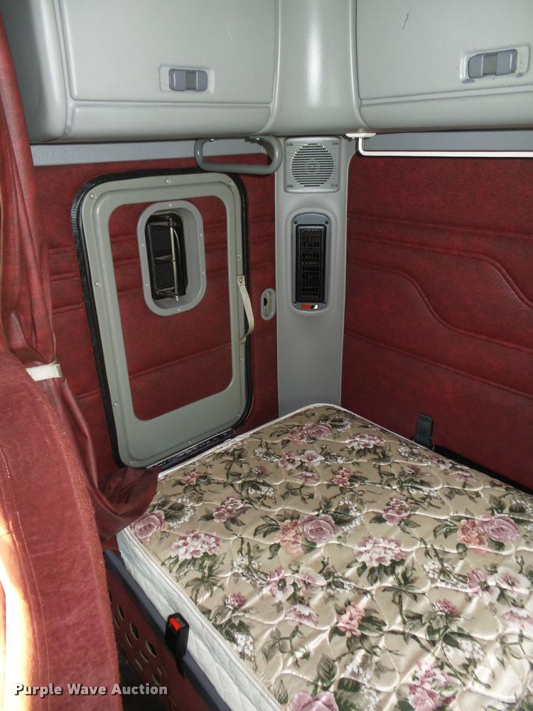 image for item L4115 2001 Freightliner Columbia 120 semi truck