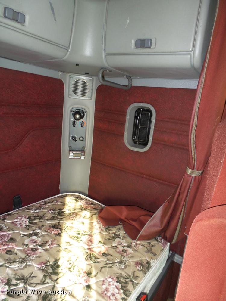 image for item L4115 2001 Freightliner Columbia 120 semi truck