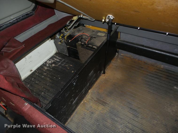 image for item L4115 2001 Freightliner Columbia 120 semi truck