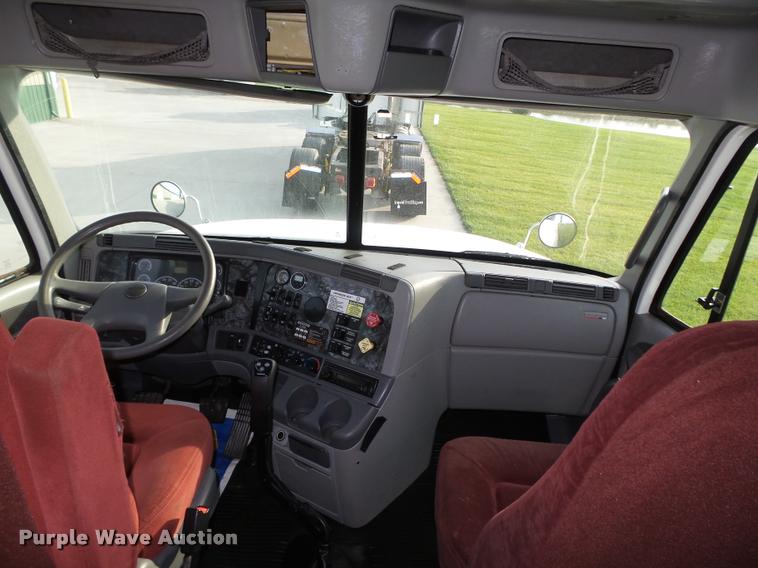 image for item L4115 2001 Freightliner Columbia 120 semi truck